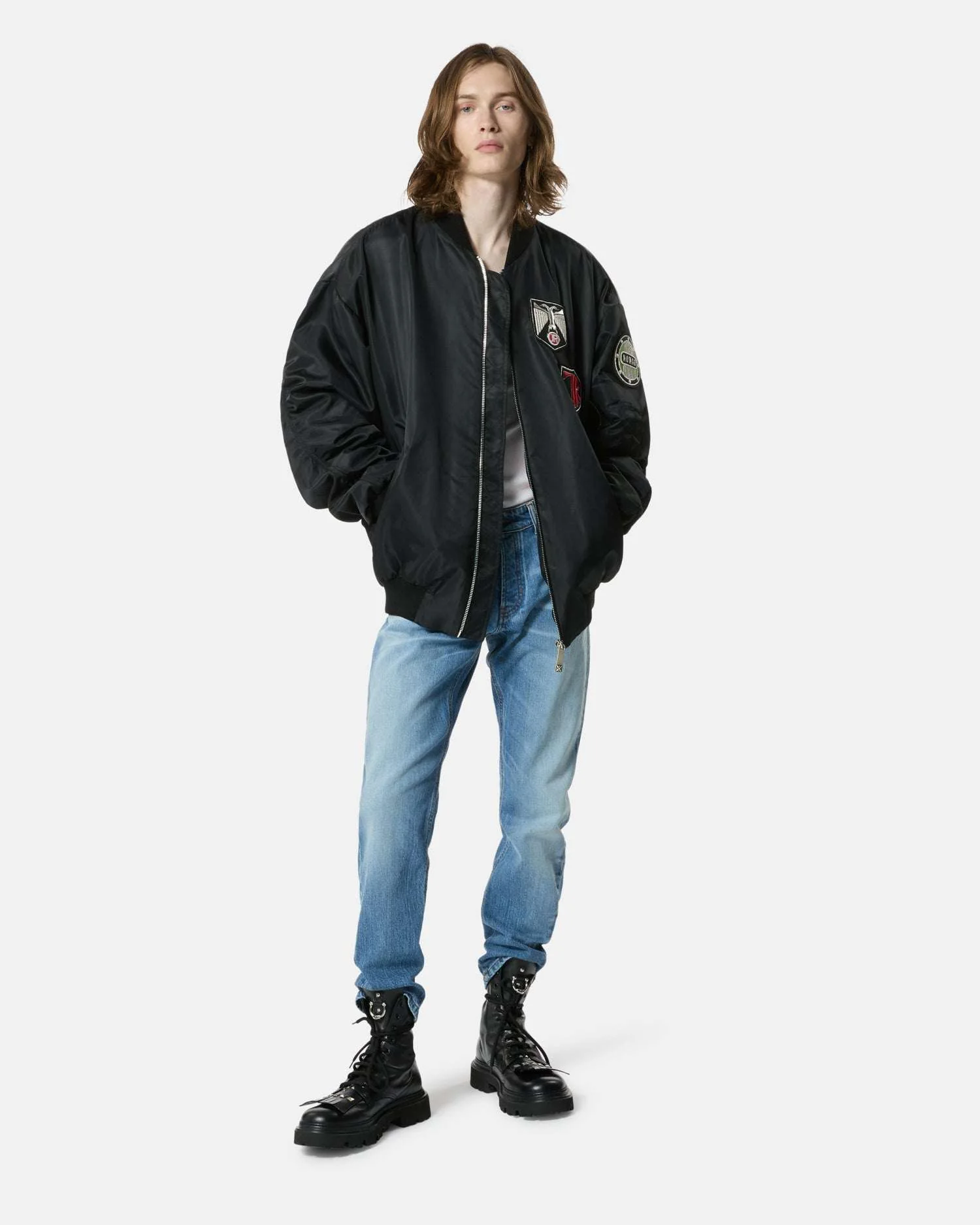 Bomber nero con patch applicati