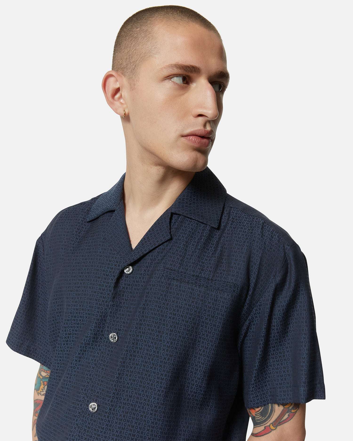 Camicia a maniche corte con colletto cubano in tessuto leggero - Image 2