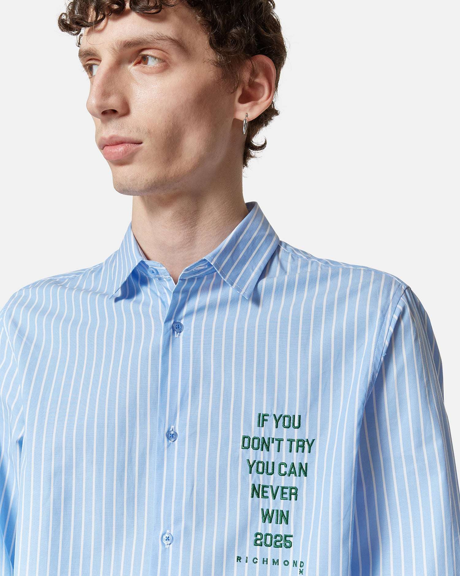 Camicia a righe azzurre in cotone con stampa testuale minimal - Image 3