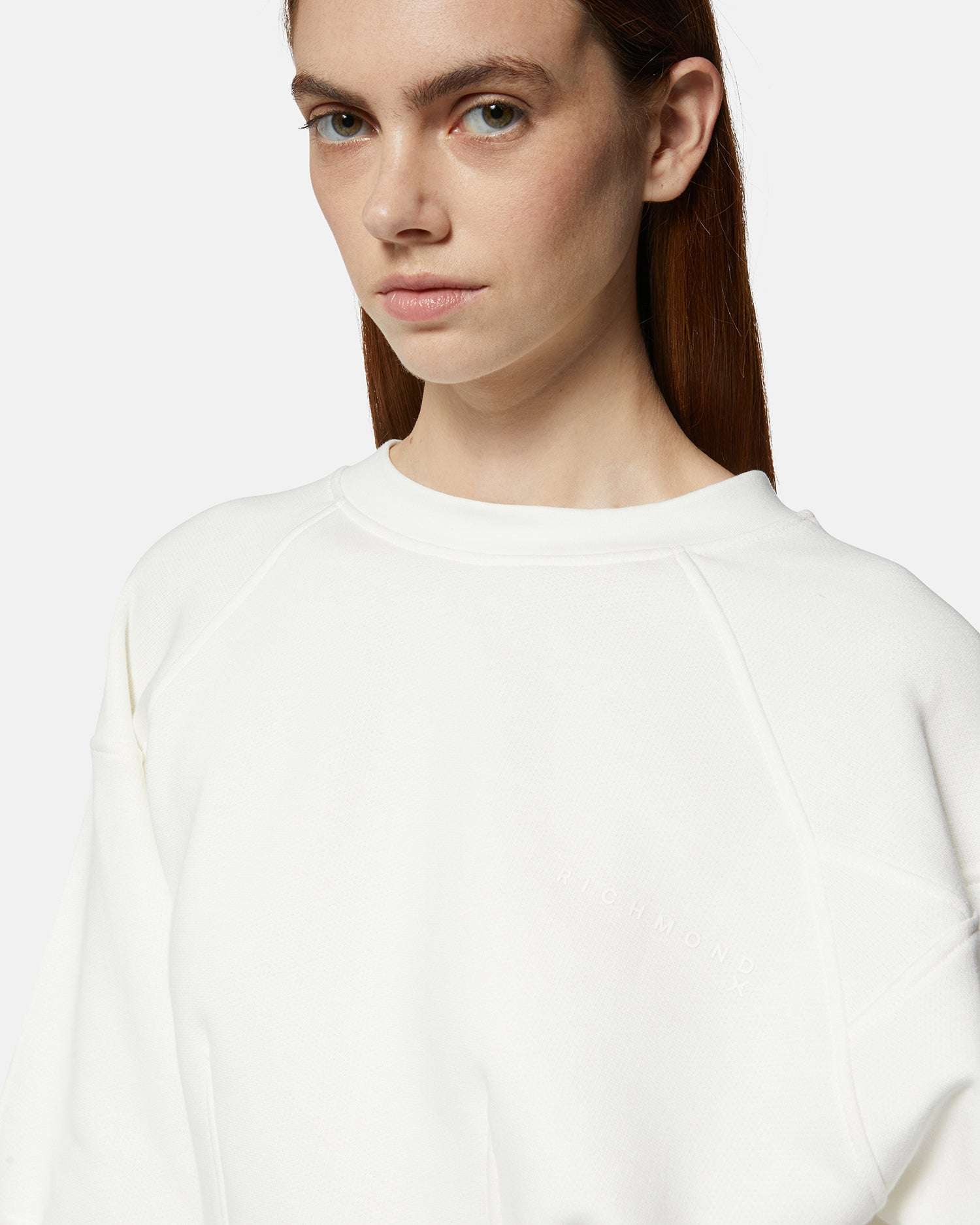 Felpa cropped bianca con maniche oversize - Image 3