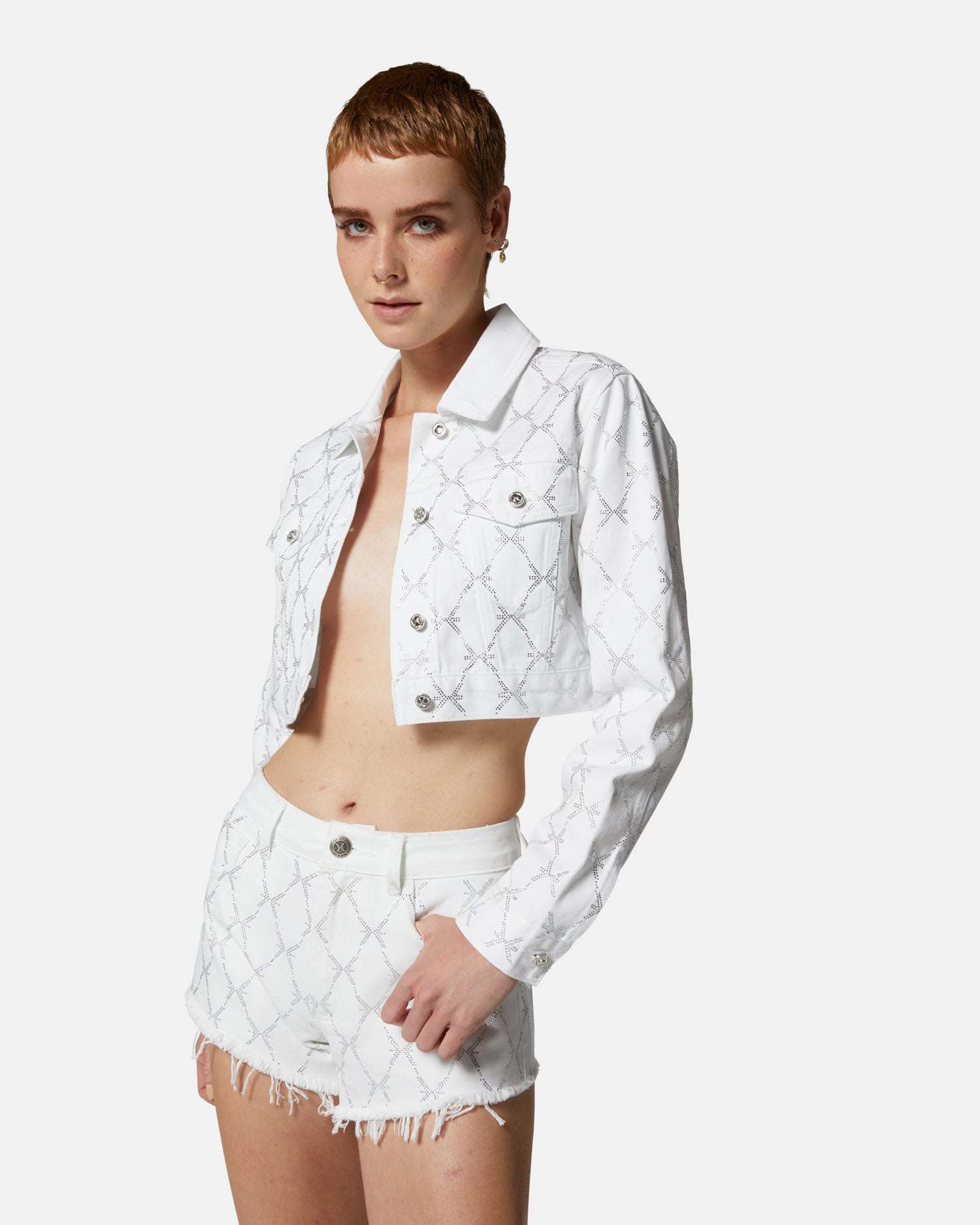 Giacca cropped in denim bianco con motivo trapuntato - Image 4
