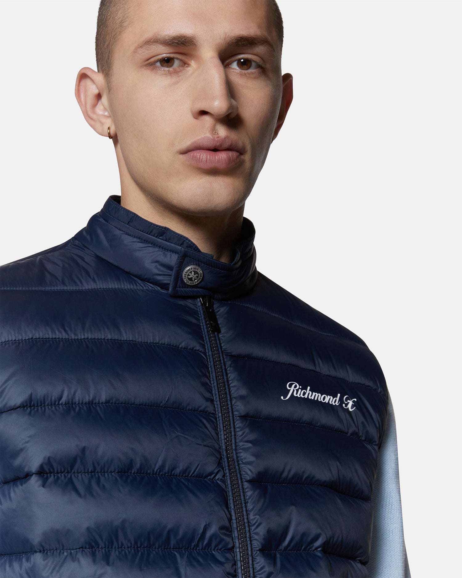 Gilet imbottito con chiusura a zip e dettagli funzionali - Image 4