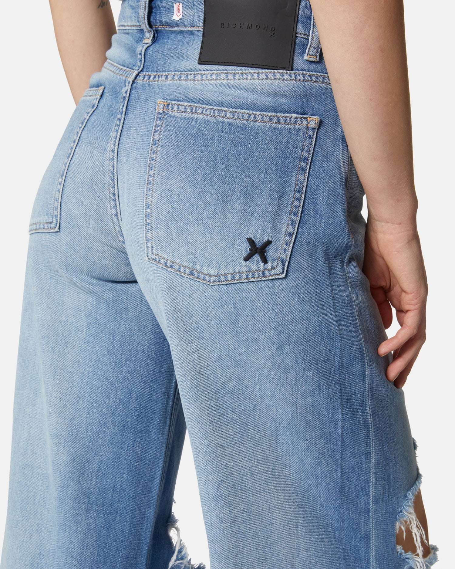 Jeans a gamba larga blu chiaro con strappi sulle ginocchia - Image 3