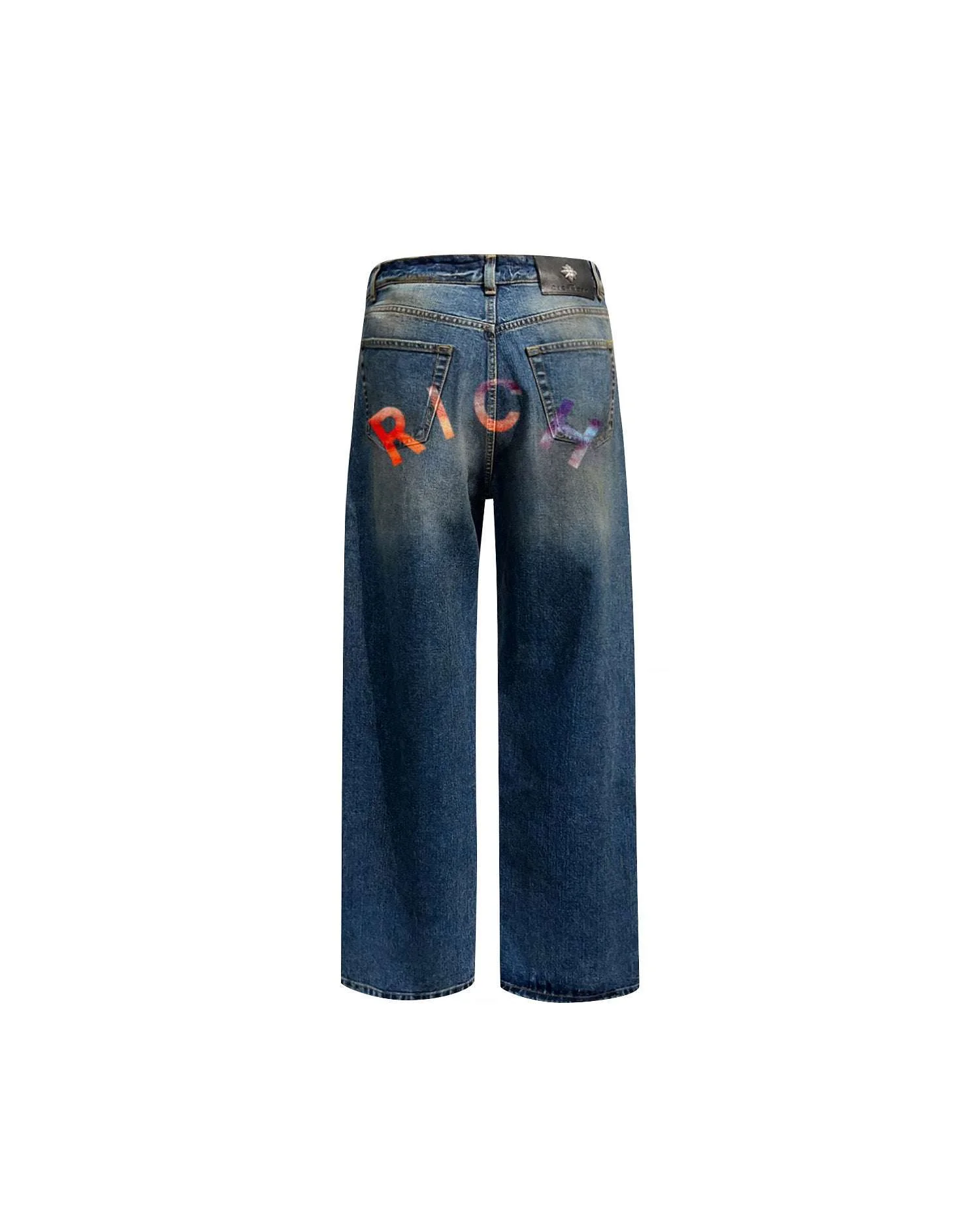 Jeans regular in blu medio con lacerazione e lettering "RICH" - Image 7