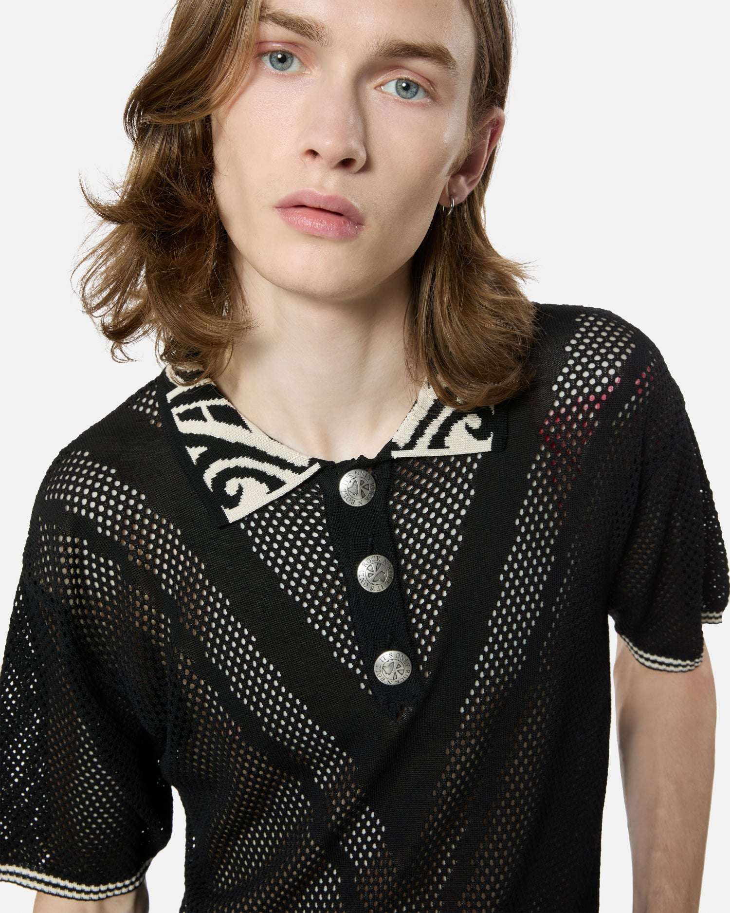 Maglia nera a rete con colletto e bottoni a contrasto - Image 4