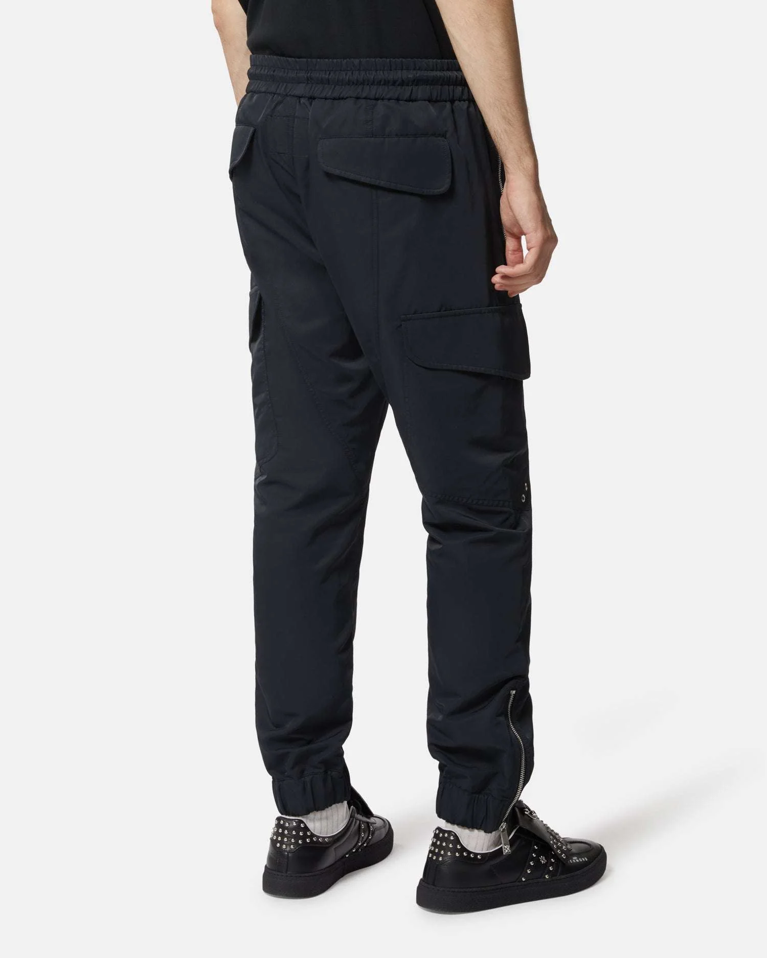 Pantaloni cargo neri con coulisse e dettagli utility - Image 2