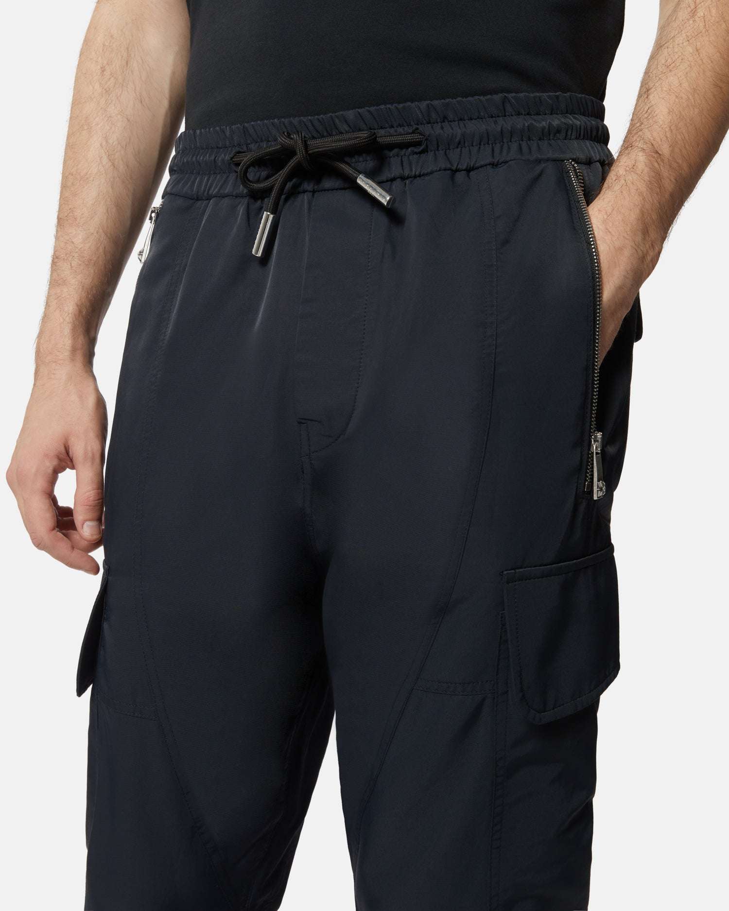 Pantaloni cargo neri con coulisse e dettagli utility - Image 3